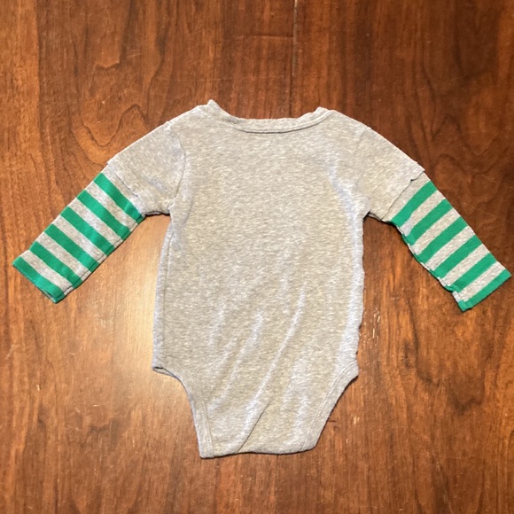 Set of (2) Baby Christmas Outfits Carter’s onesie 9M First Moments Footsie 3M - Picture 15 of 16